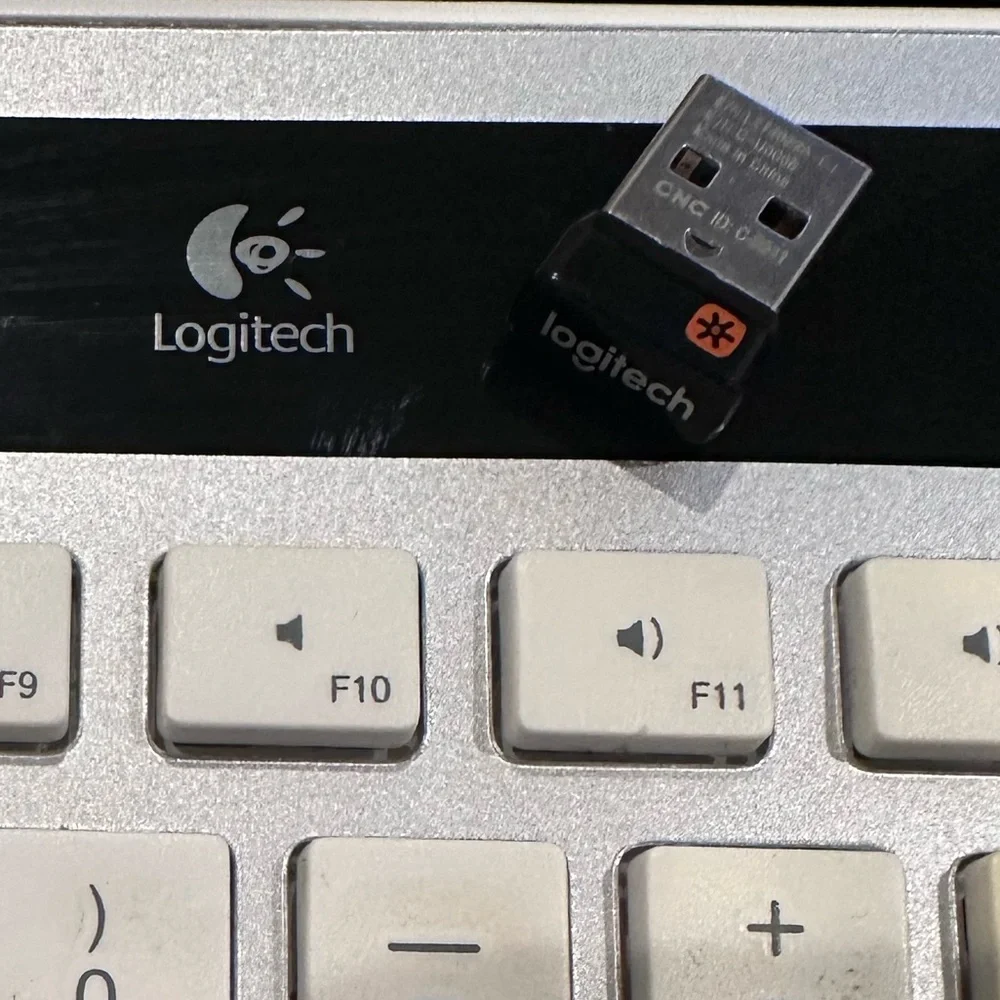Logitech K750 Wireless Keyboard for Mac OS - Solar Powered Silver w USB Receiver